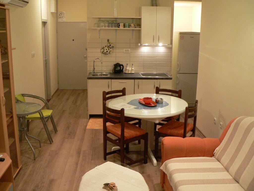 زادار Apartment D الغرفة الصورة