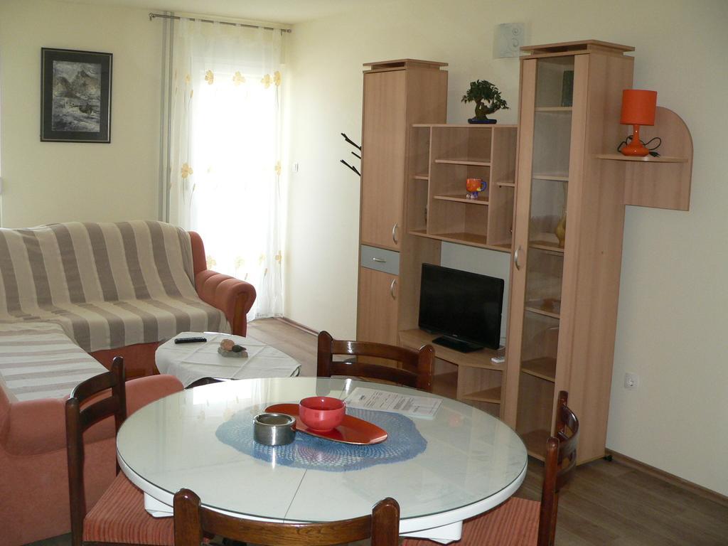 زادار Apartment D الغرفة الصورة