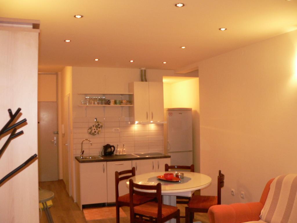 زادار Apartment D الغرفة الصورة